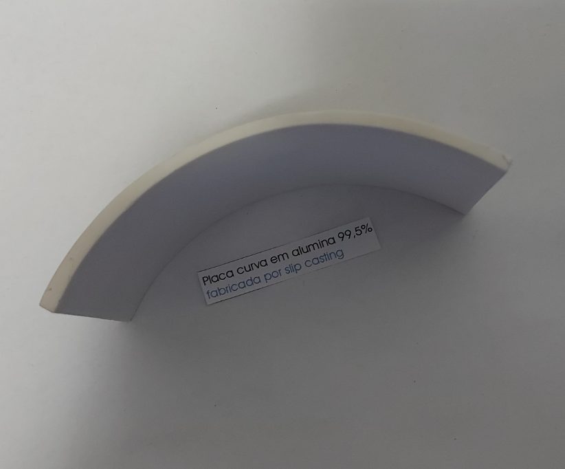 Placa curva balística em alumina 99,7% fabricada por slip casting